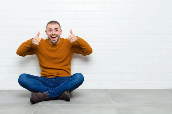 Ung Stilig Man Ler Brett Ser Glad Positiv Säker Och — Stockfoto