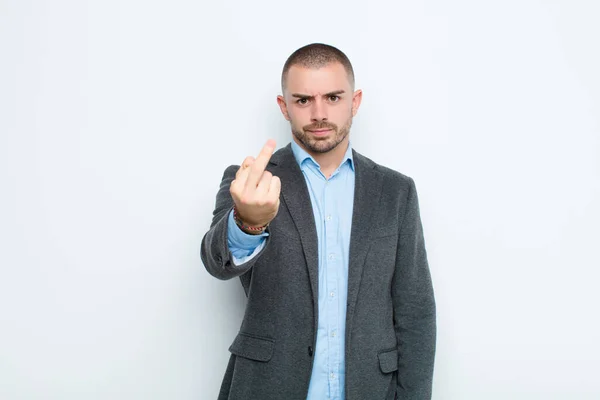 Junger Geschäftsmann Der Wütend Genervt Rebellisch Und Aggressiv Ist Den — Stockfoto