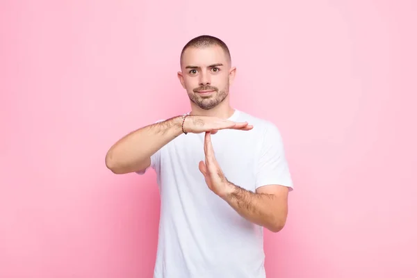 Junger Gutaussehender Mann Der Ernst Streng Wütend Und Unzufrieden Aussieht — Stockfoto