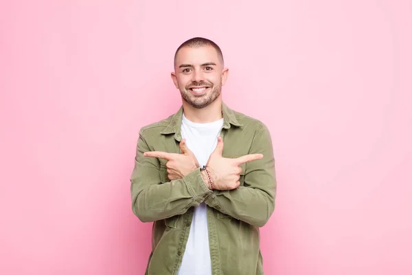 Joven Hombre Guapo Mirando Perplejo Confundido Inseguro Apuntando Direcciones Opuestas — Foto de Stock