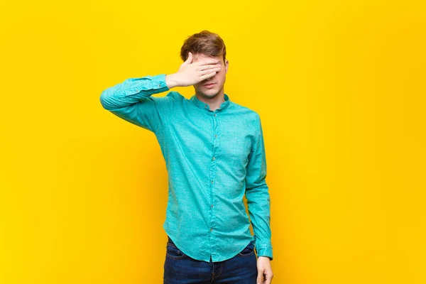 Joven Hombre Rubio Cubriendo Los Ojos Con Una Mano Sintiéndose — Foto de Stock