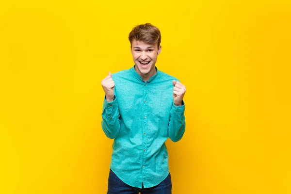 Der Junge Blonde Mann Ist Schockiert Aufgeregt Und Glücklich Lacht — Stockfoto