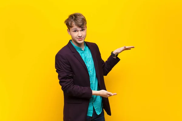 Ung Blond Man Som Håller Ett Föremål Med Båda Händerna — Stockfoto