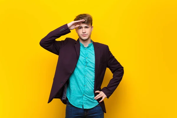 Ung Blond Man Hälsar Kameran Med Militär Hälsning Akt Ära — Stockfoto