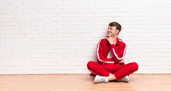 Jovem Loira Sorrindo Com Uma Expressão Feliz Confiante Com Mão — Fotografia de Stock