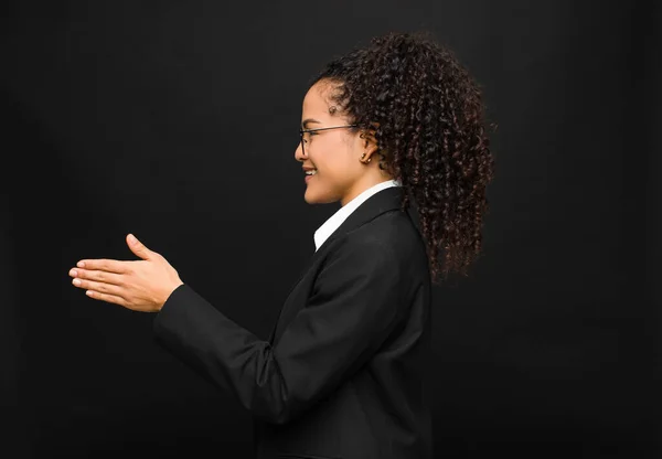 Genç Siyahi Kadın Gülümsüyor Sizi Selamlıyor Başarılı Bir Anlaşma Için — Stok fotoğraf