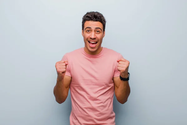 Joven Árabe Sintiéndose Sorprendido Emocionado Feliz Riendo Celebrando Éxito Diciendo —  Fotos de Stock