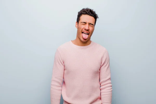 Joven Árabe Con Actitud Alegre Despreocupada Rebelde Bromeando Sacando Lengua —  Fotos de Stock