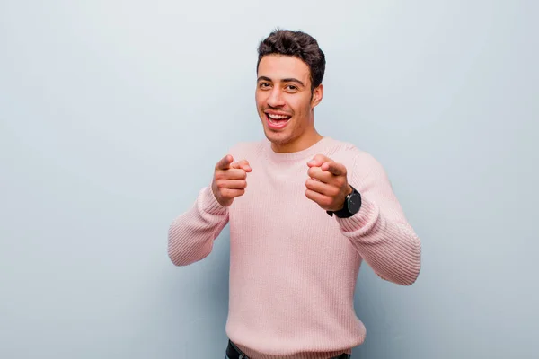 Jonge Arabische Man Glimlachend Met Een Positieve Succesvolle Gelukkige Houding — Stockfoto