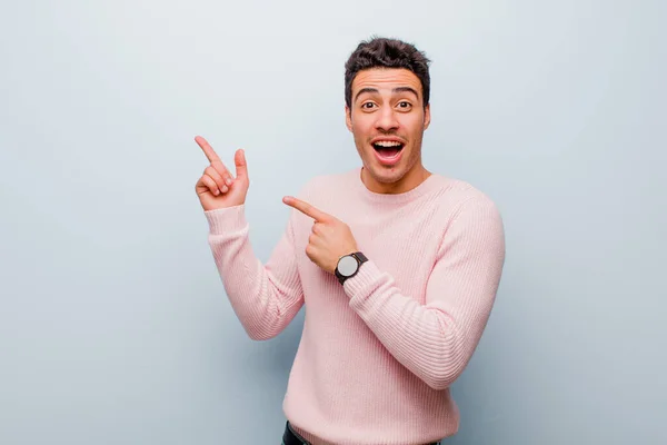 Jovem Homem Árabe Sentindo Alegre Surpreso Sorrindo Com Uma Expressão — Fotografia de Stock