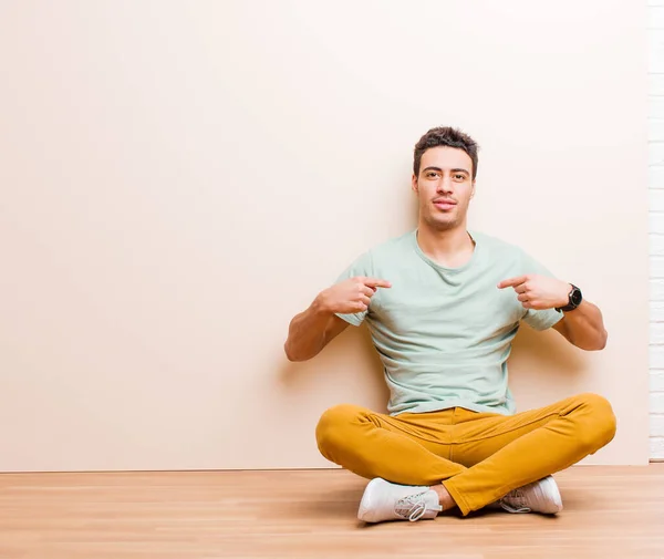 Jovem Homem Árabe Olhando Orgulhoso Positivo Casual Apontando Para Peito — Fotografia de Stock