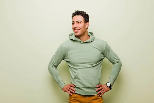 Mladý Arabský Muž Vypadá Šťastně Vesele Sebevědomě Hrdě Usmívá Dívá — Stock fotografie