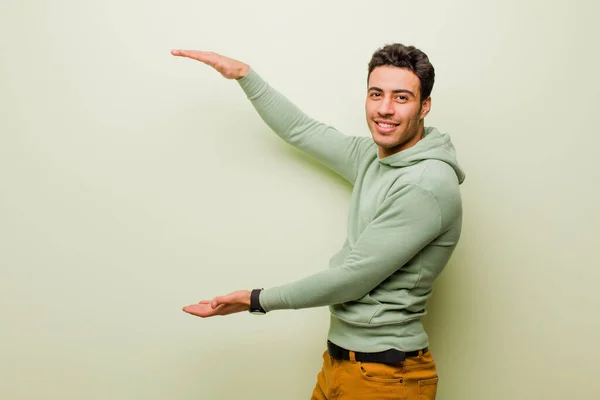 Mladý Arabský Muž Usmívá Cítí Šťastný Pozitivní Spokojený Drží Nebo — Stock fotografie