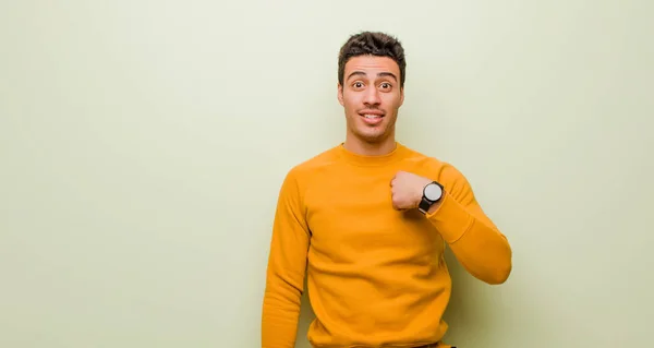 Mladý Arabský Muž Který Vypadá Šťastně Pyšně Překvapeně Vesele Ukazuje — Stock fotografie