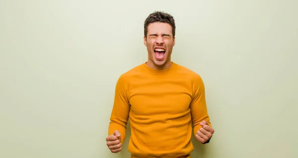 Joven Árabe Gritando Agresivamente Mirando Muy Enojado Frustrado Indignado Molesto —  Fotos de Stock