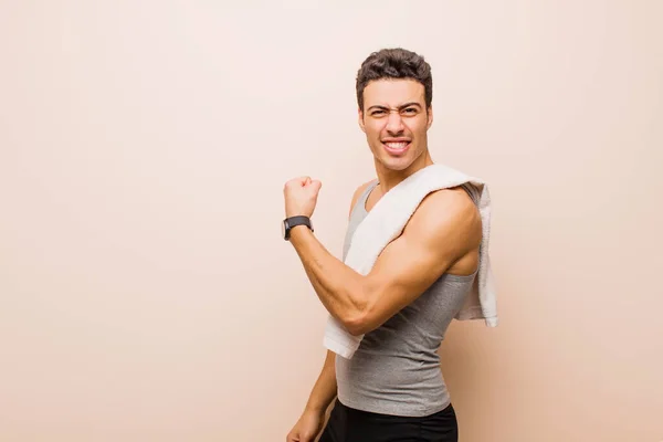 Jeune Homme Arabe Sentant Heureux Satisfait Puissant Flexion Ajustement Biceps — Photo