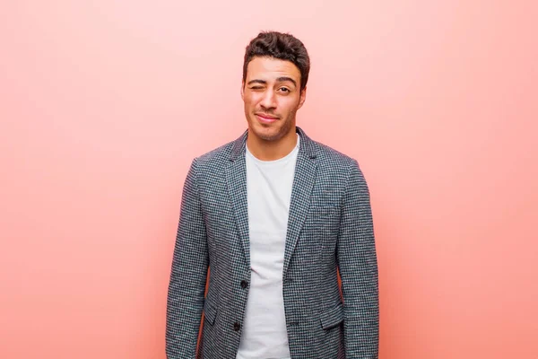 Junger Arabischer Mann Sieht Glücklich Und Freundlich Aus Lächelt Und — Stockfoto