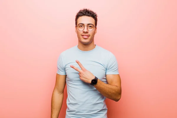 Jonge Arabische Man Zich Gelukkig Positief Succesvol Voelen Met Hand — Stockfoto
