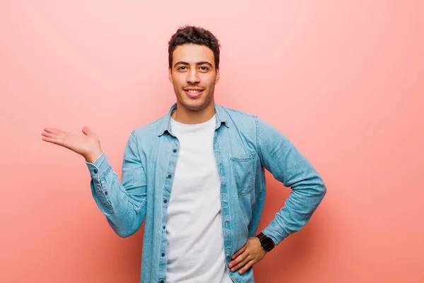 Junger Arabischer Mann Lächelt Fühlt Sich Selbstbewusst Erfolgreich Und Glücklich — Stockfoto