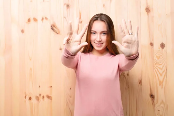 Joven Rubia Bonita Chica Contra Pared Madera — Foto de Stock