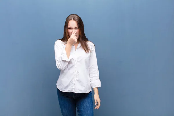 Junges Blondes Hübsches Mädchen Das Angeekelt Ist Und Die Nase — Stockfoto