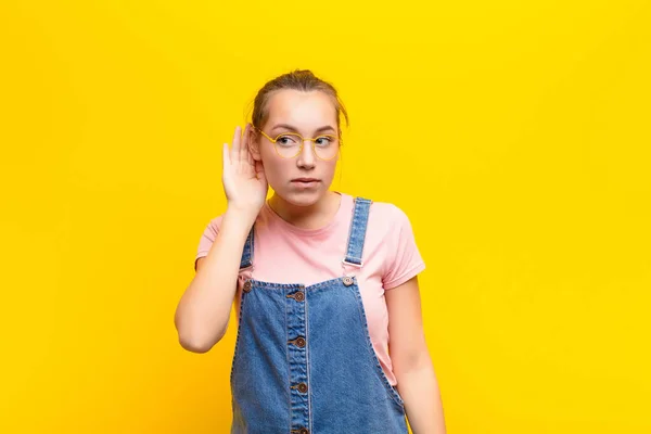 Jovem Loira Bonita Menina Olhando Sério Curioso Ouvindo Tentando Ouvir — Fotografia de Stock