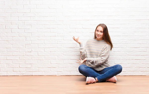 Ung Blond Söt Flicka Ler Stolt Och Tryggt Känner Sig — Stockfoto