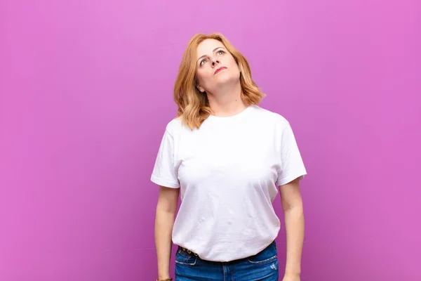 Frau Mittleren Alters Mit Einem Besorgten Verwirrten Ahnungslosen Gesichtsausdruck Die — Stockfoto