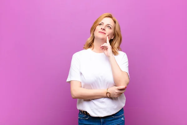 Frau Mittleren Alters Lächelt Glücklich Und Träumt Oder Zweifelt Schaut — Stockfoto