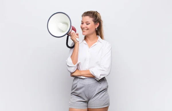 Joven Mujer Latina Bonita Sonriendo Con Una Expresión Feliz Segura — Foto de Stock