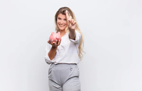 Glimlachend Vriendelijk Nummer Één Eerste Met Hand Vooruit Aftellen — Stockfoto