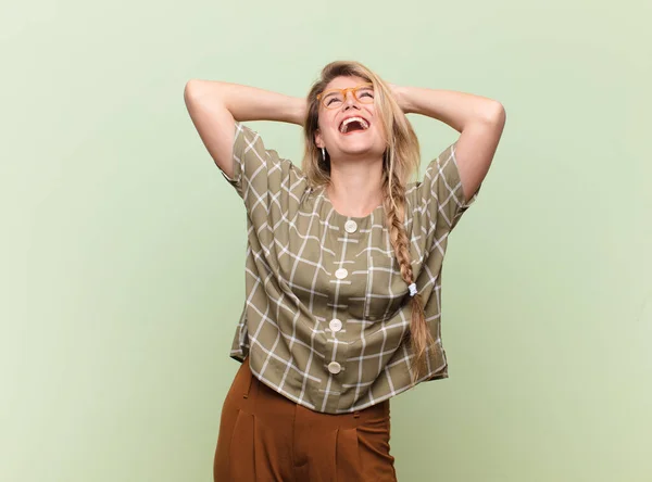 Leende Och Känsla Avslappnad Nöjd Och Bekymmerslös Skrattar Positivt Och — Stockfoto