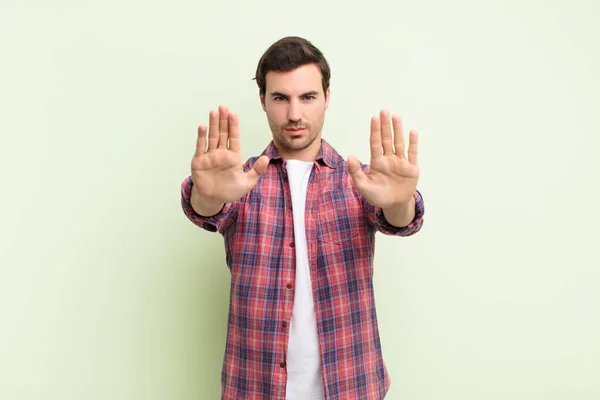 Junger Gutaussehender Mann Der Ernst Unglücklich Wütend Und Unzufrieden Aussieht — Stockfoto