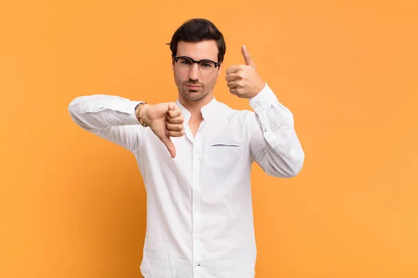 Joven Hombre Guapo Sentirse Confundido Despistado Inseguro Ponderando Bueno Malo — Foto de Stock