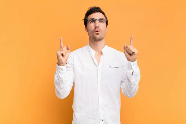 Joven Hombre Guapo Mirando Sorprendido Asombrado Con Boca Abierta Apuntando — Foto de Stock