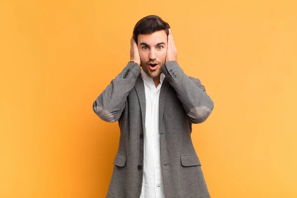 Joven Guapo Hombre Buscando Desagradablemente Sorprendido Asustado Preocupado Boca Abierta —  Fotos de Stock