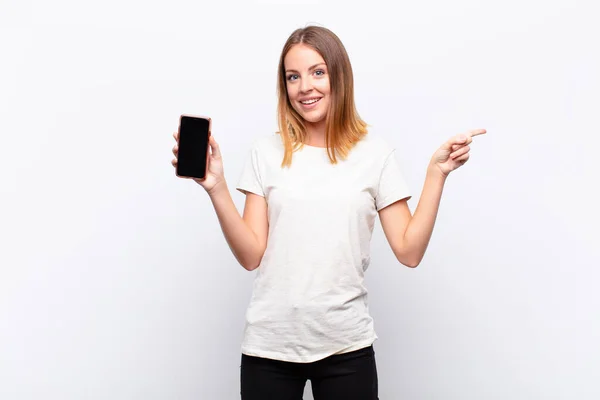 Cabeza Roja Bonita Mujer Mirando Emocionada Sorprendida Apuntando Hacia Lado — Foto de Stock