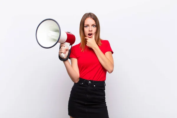 Rossa Bella Donna Testa Con Bocca Gli Occhi Spalancati Mano — Foto Stock