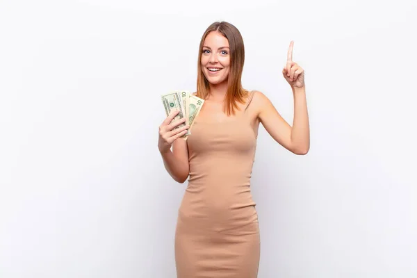 Cabeza Roja Bonita Mujer Sintiéndose Como Genio Feliz Emocionado Después — Foto de Stock