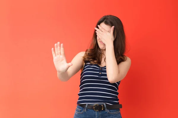 Jonge Mooie Vrouw Bedekken Gezicht Met Hand Zet Andere Hand — Stockfoto