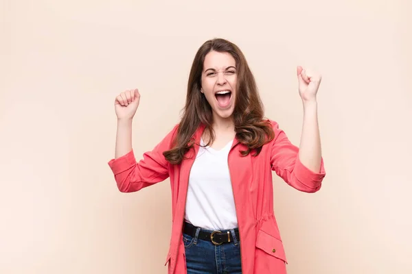 Jong Mooi Vrouw Schreeuwen Triomfantelijk Zoek Als Opgewonden Gelukkig Verrast — Stockfoto