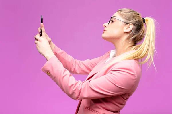 Joven Mujer Rubia Bonita Usando Teléfono Inteligente — Foto de Stock
