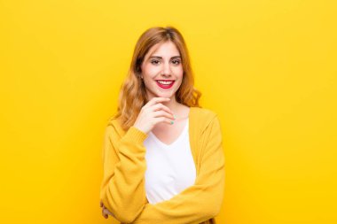 Genç, güzel sarışın kadın gülümsüyor, hayattan zevk alıyor, mutlu, arkadaş canlısı, tatmin olmuş ve kaygısız.