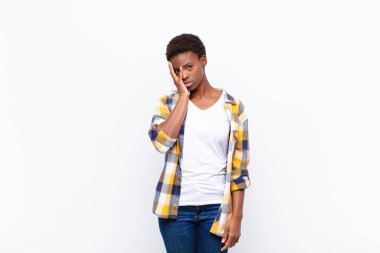 Genç ve güzel siyahi kadın sıkılmış, hayal kırıklığına uğramış ve uykulu. Yorucu, sıkıcı ve can sıkıcı bir görevin ardından, el ele tutuşarak.