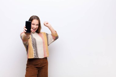 Genç sarışın güzel kız elinde akıllı telefon tutuyor.