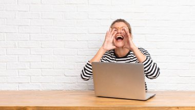  Mutlu, heyecanlı ve pozitifim. Ellerim ağzımın kenarındayken bağırıyorum.