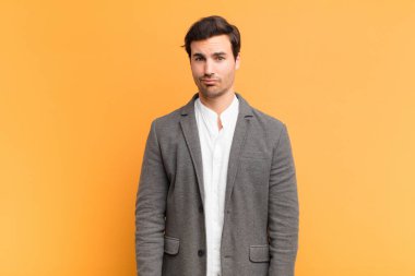 İnsan kendini şaşkın ve şüpheli hisseder, merak eder ya da karar vermeye çalışır.