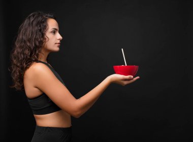 Profil görünümlü genç, güzel bir kadın. İleride fotokopi çekmek istiyor. Düşünüyor, hayal ediyor ya da hayal ediyor.