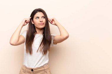 Genç ve güzel bir kadın kafası karışık ya da şüpheci, bir fikre odaklanmış, çok düşünüyor, kenarda boşluğu kopyalamak istiyor.