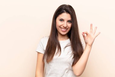 Genç, güzel bir kadın kendini mutlu, rahat ve tatmin olmuş hissediyor.